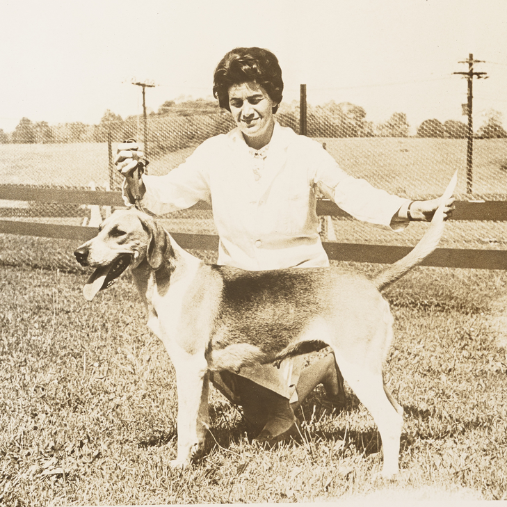 Janet Carter posing with the champion hound-dog "Wilful"